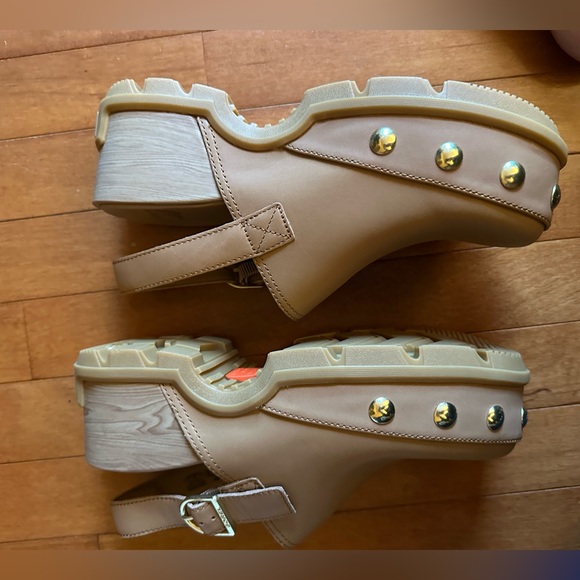 Sorel Tan Clogs with Gold Accents - Picture 4 of 9